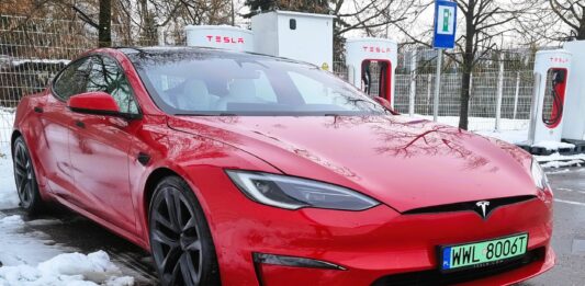 Tesla ładowarki superchargers