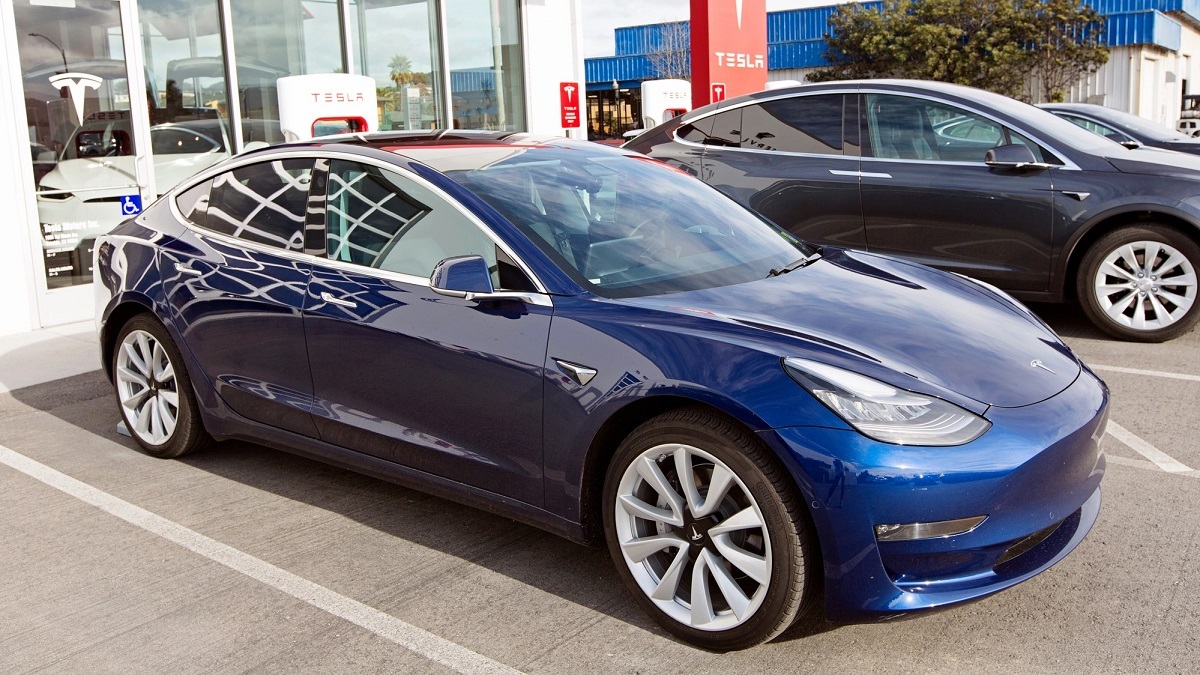 Zmierzch Tesli? Spadające ceny akcji i zwolnienia wskazują na problemy