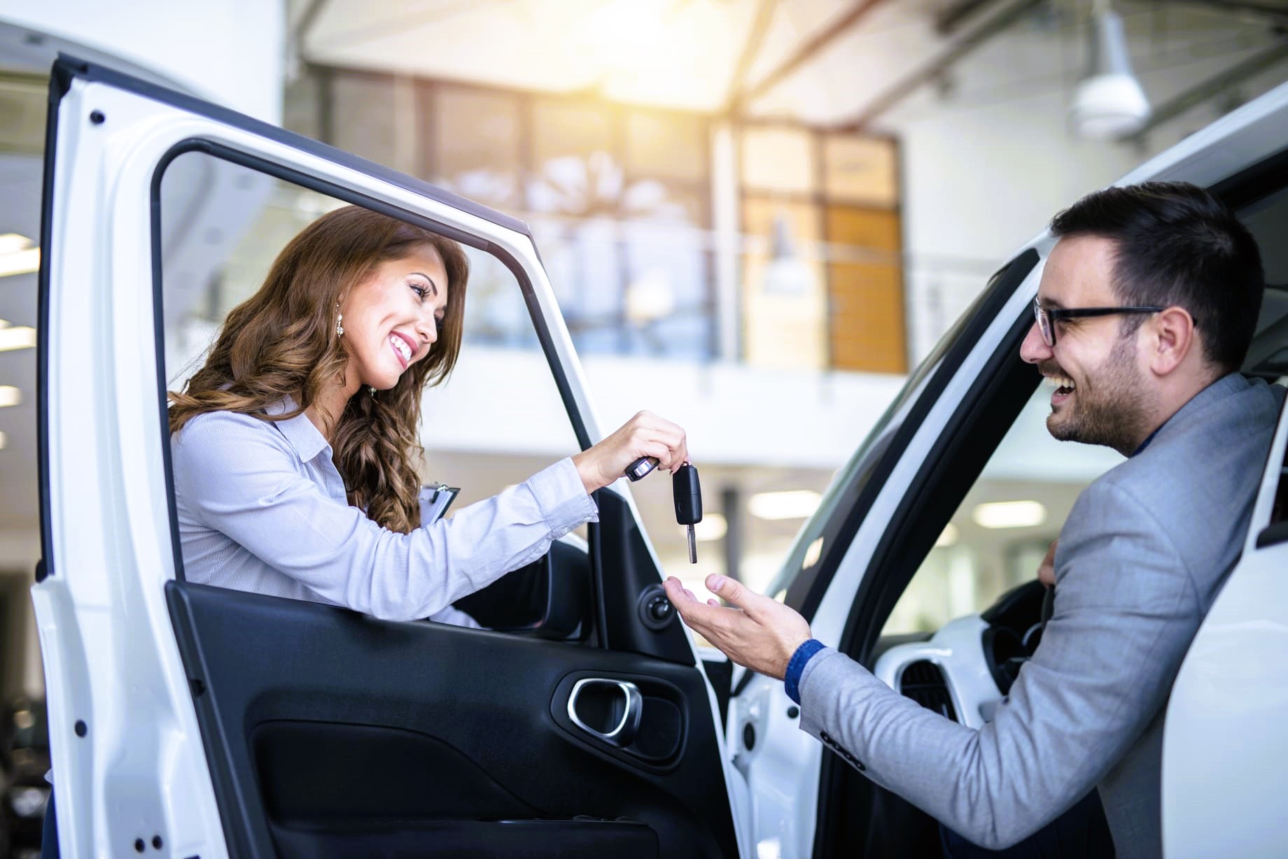 Auto z komisu czy od osoby prywatnej – gdzie kupić samochód używany?