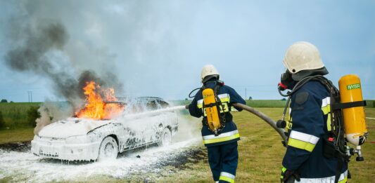 pożar w centrum handlowym, strażacy gaszą płonący samochód