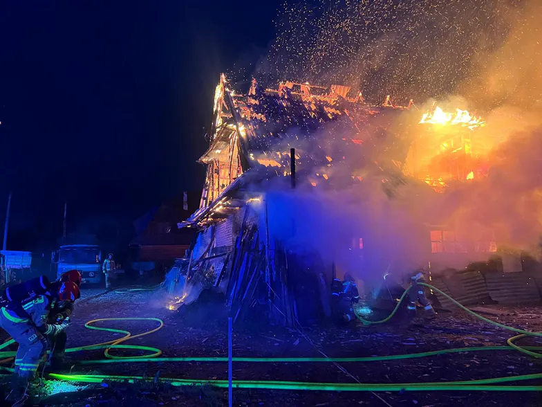 Duży pożar w Zakopanem. Paliły się zabudowania gospodarcze