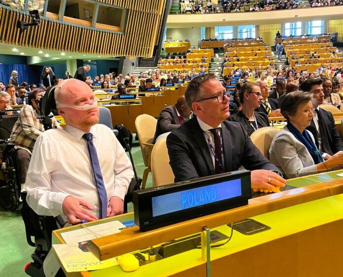 Łukasz Krasoń na forum ONZ, zaspokaja swoje ambicje a niepełnosprawni na bruk