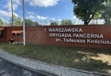 W południe mundurowi oddadzą hołd poległemu na służbie żołnierzowi. 1WBP im. Tadeusza Kościuszki w Wesołej foto PAP
