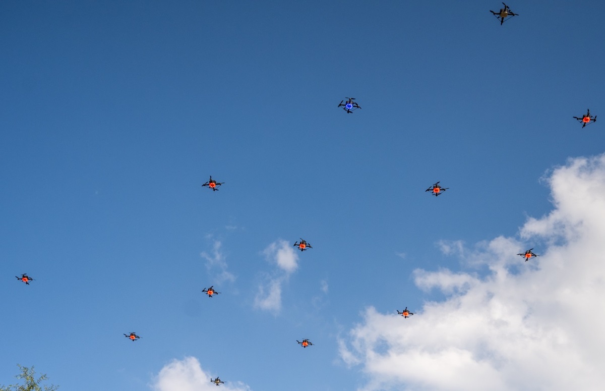 Kosmiczne widowisko nad stolicą – drony wyrysują Powstanie Warszawskie w chmurach!