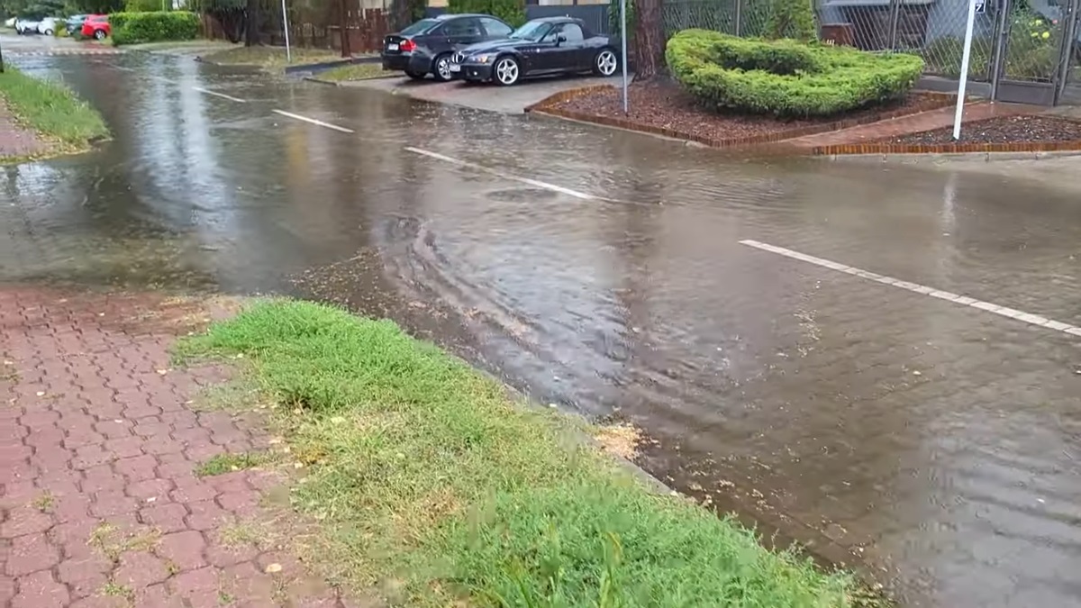 Ulewy w Polsce = Zalane miasta. S8 i inne “zapalne punkty”