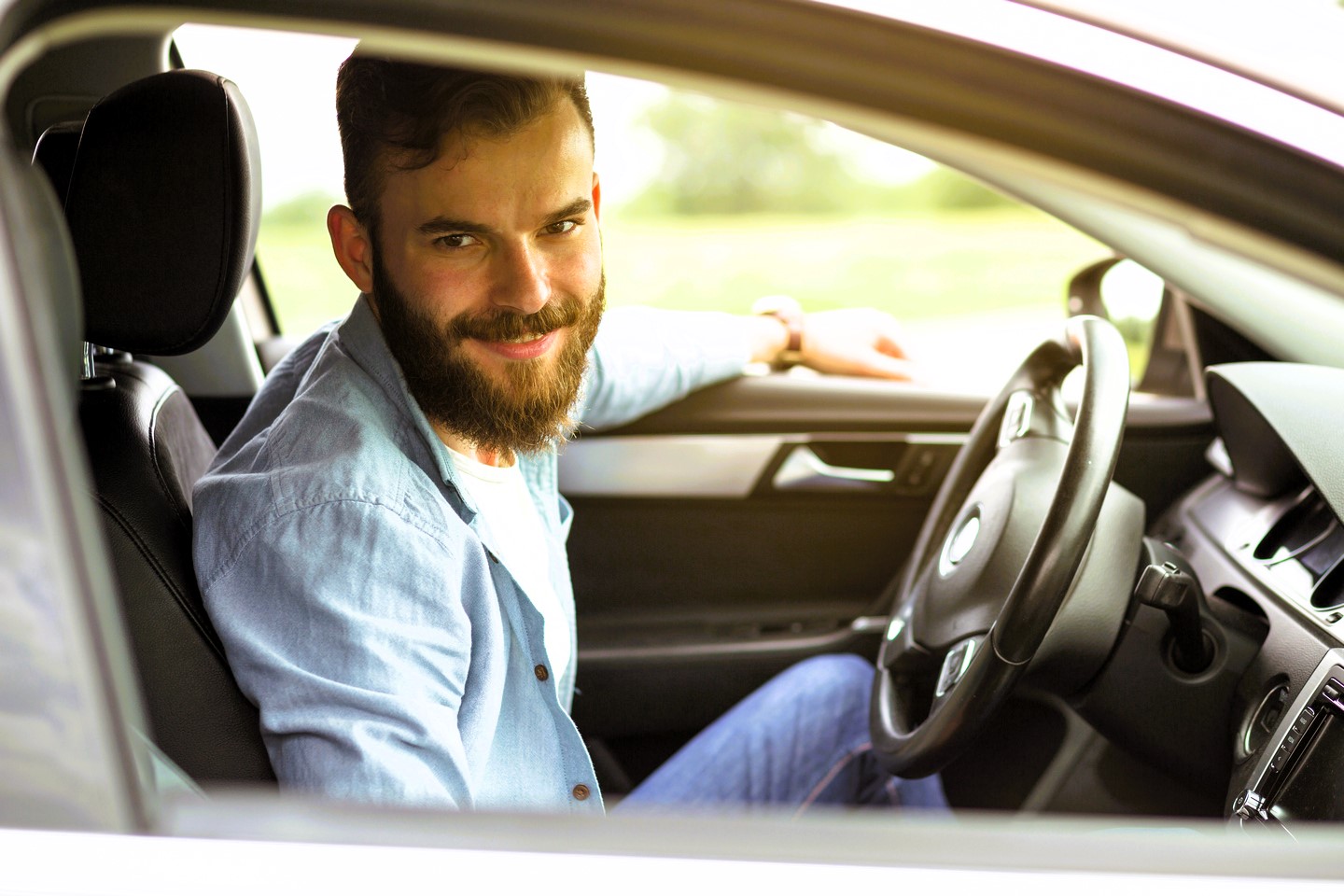 Wygodne i bezpieczne podróże służbowym autem – o czym pamiętać?