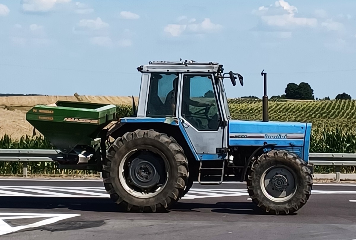 Dookoła świata z europosłem Ryszardem Czarneckim: traktor, chiński motorower i samochody widmo