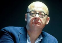 Ile Michał Kamiński straci na odwołaniu z funkcji vice Marszałka Michał Kamiński w 2023 roku zarobił 375,4 tys. zł. To miesięcznie ponad 31 tys. zł brutto