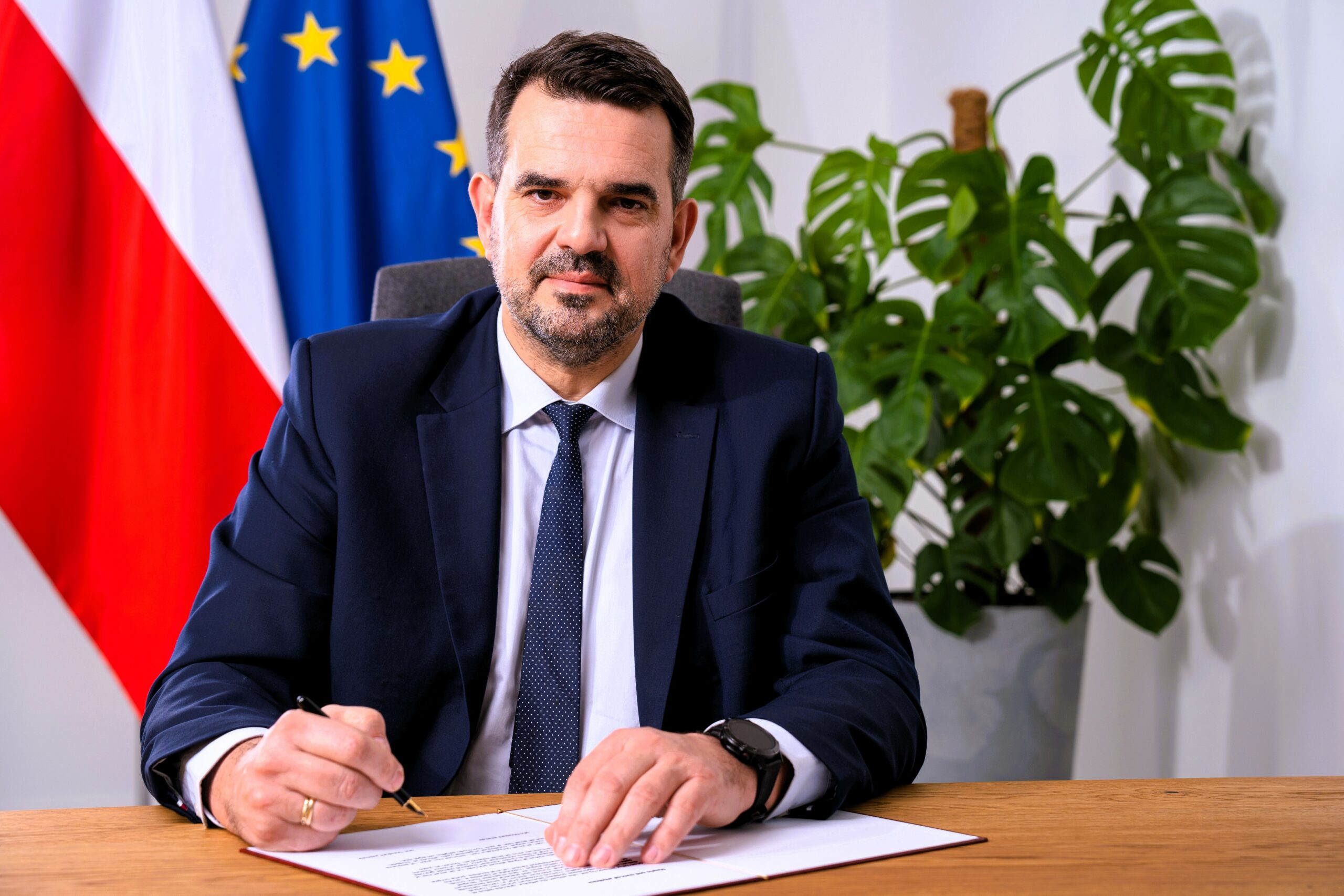 Minister Jacek Tomczak zajmuje się ustawą o dopłatach do mieszkań i ma kancelarię obsługującą takie transakcje?