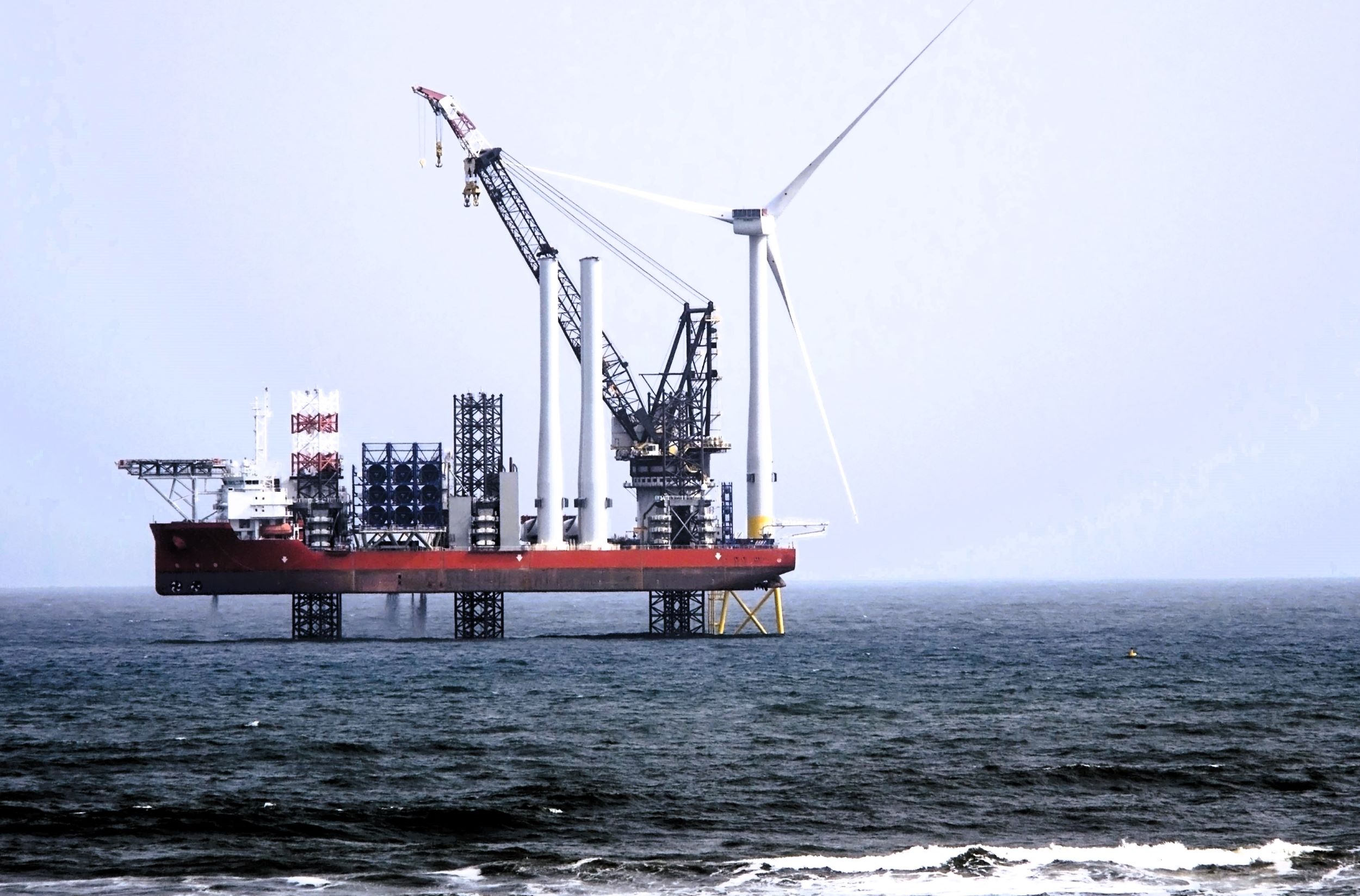 Pierwsze monopale pod maszty dla wiatraków płyną, farma Baltic Power powstaje.