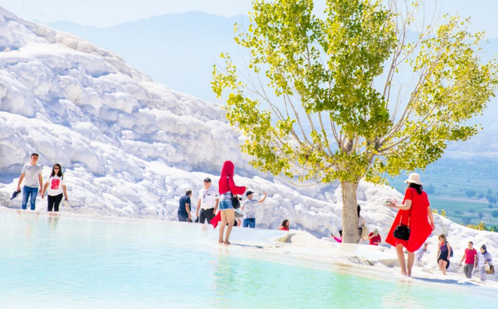 Pamukkale białe tarasy wapienne i wody termalne w Turcji