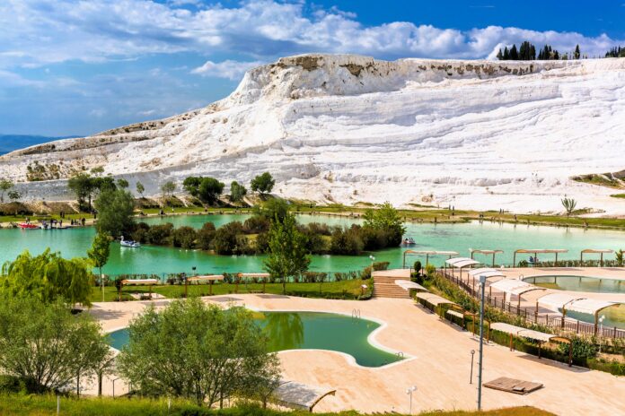 Pamukkale białe tarasy wapienne i wody termalne w Turcji Pamukkale białe tarasy wapienne i wody termalne w Turcji