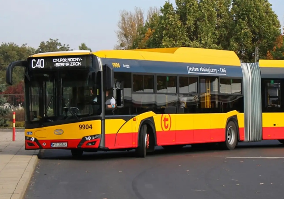 Jak dojechać na cmentarze w Warszawie 1 listopada? Przewodnik po komunikacji miejskiej na Wszystkich Świętych