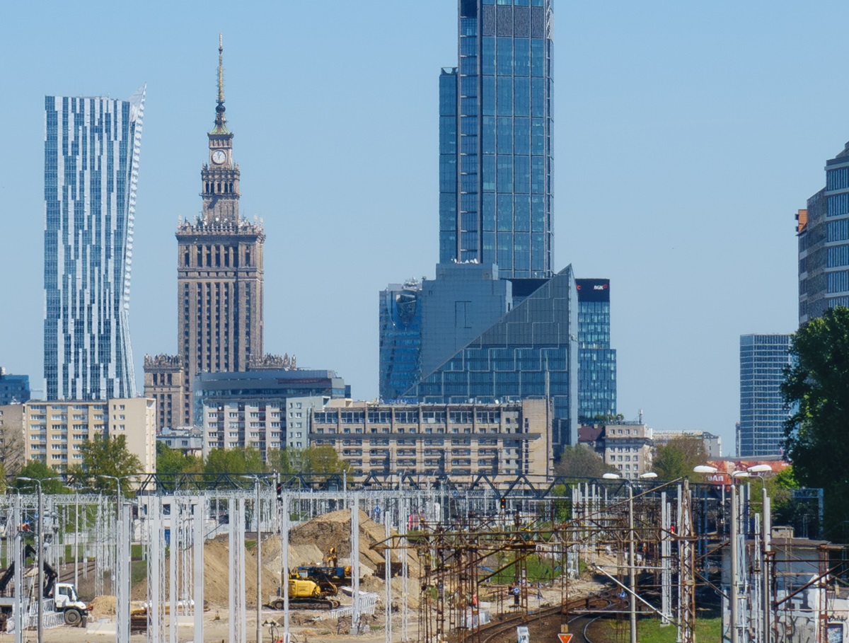 Rekordowe inwestycje w Warszawie: ambitne plany i pytania o polityczne konteksty.