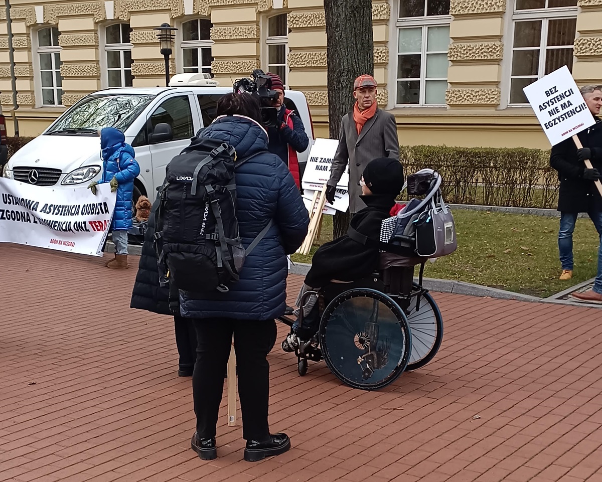 Pod Kancelarią Premiera walczą o godność – strajk w sprawie ustawy o asystencji osobistej