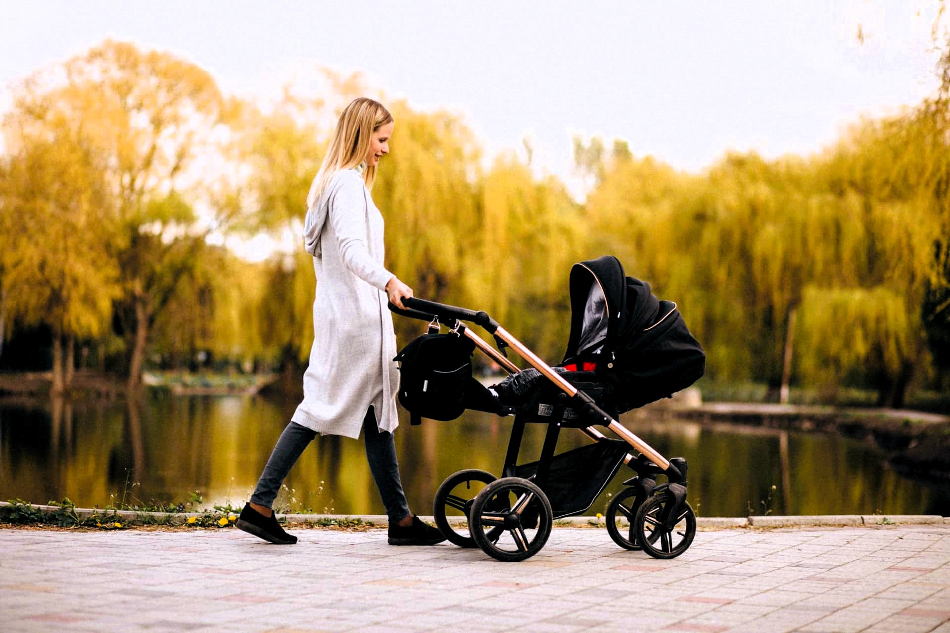 Spacerówka na trudny teren bez chodnika – na co należy zwrócić uwagę?