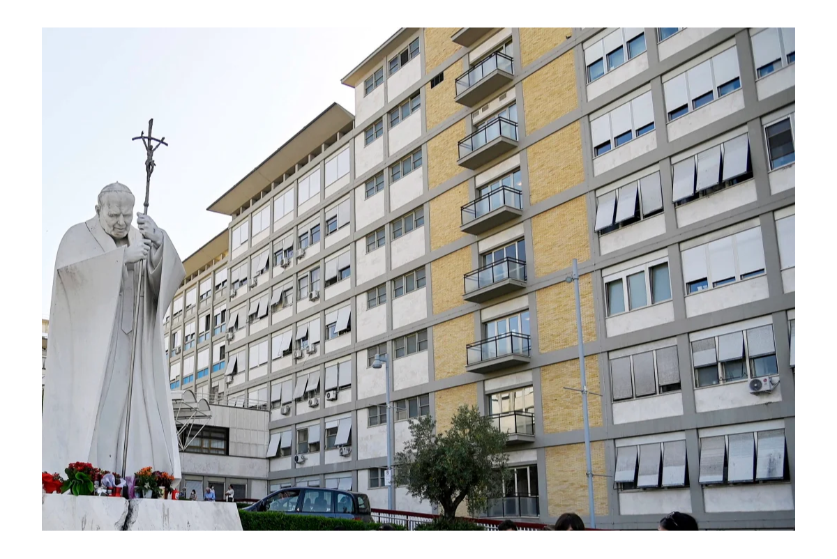 Papież Franciszek w stanie krytycznym – echo historii sprzed 20 lat