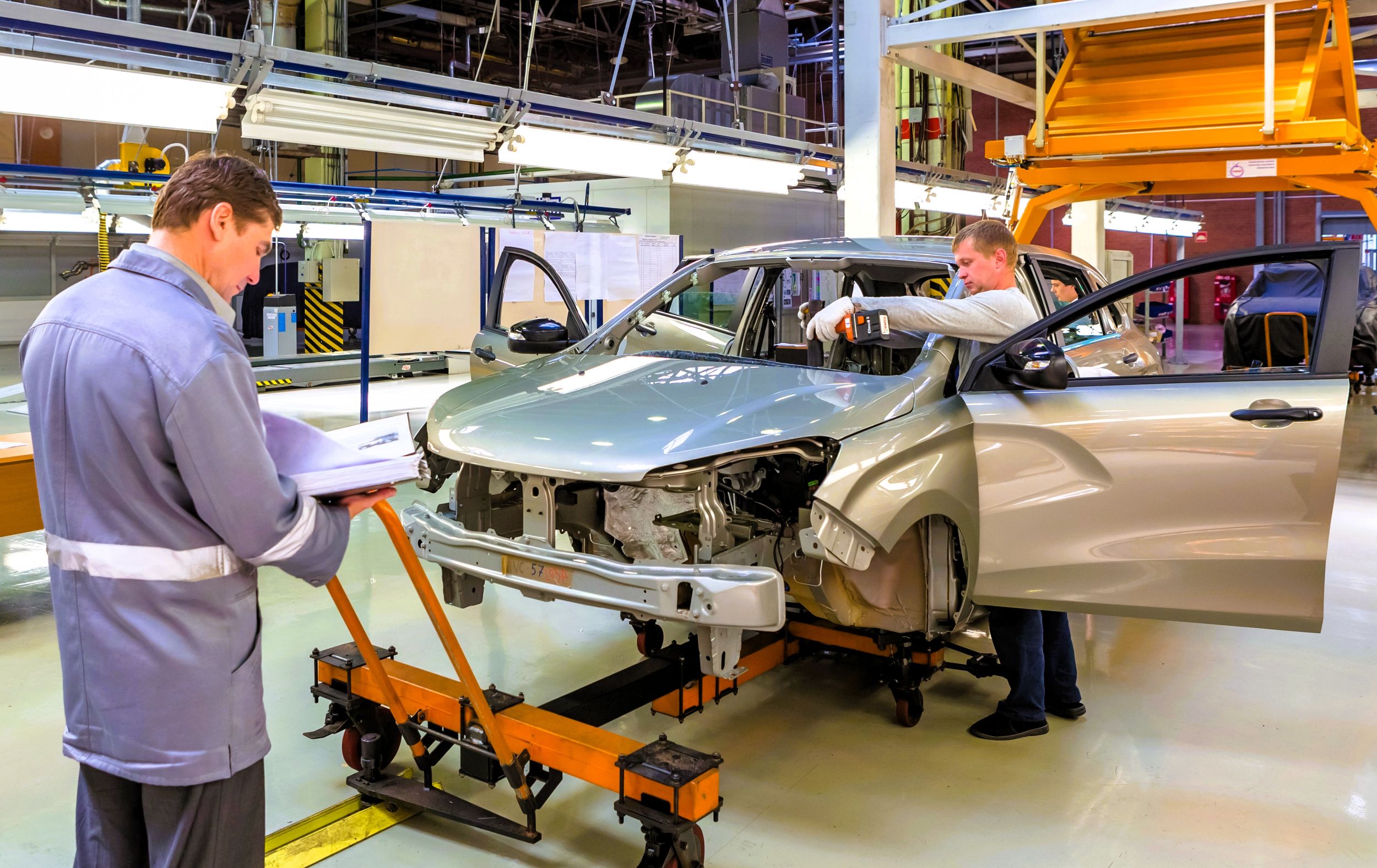 Masowe zwolnienia w największych koncernach w Niemczech to koniec raju imigrantów