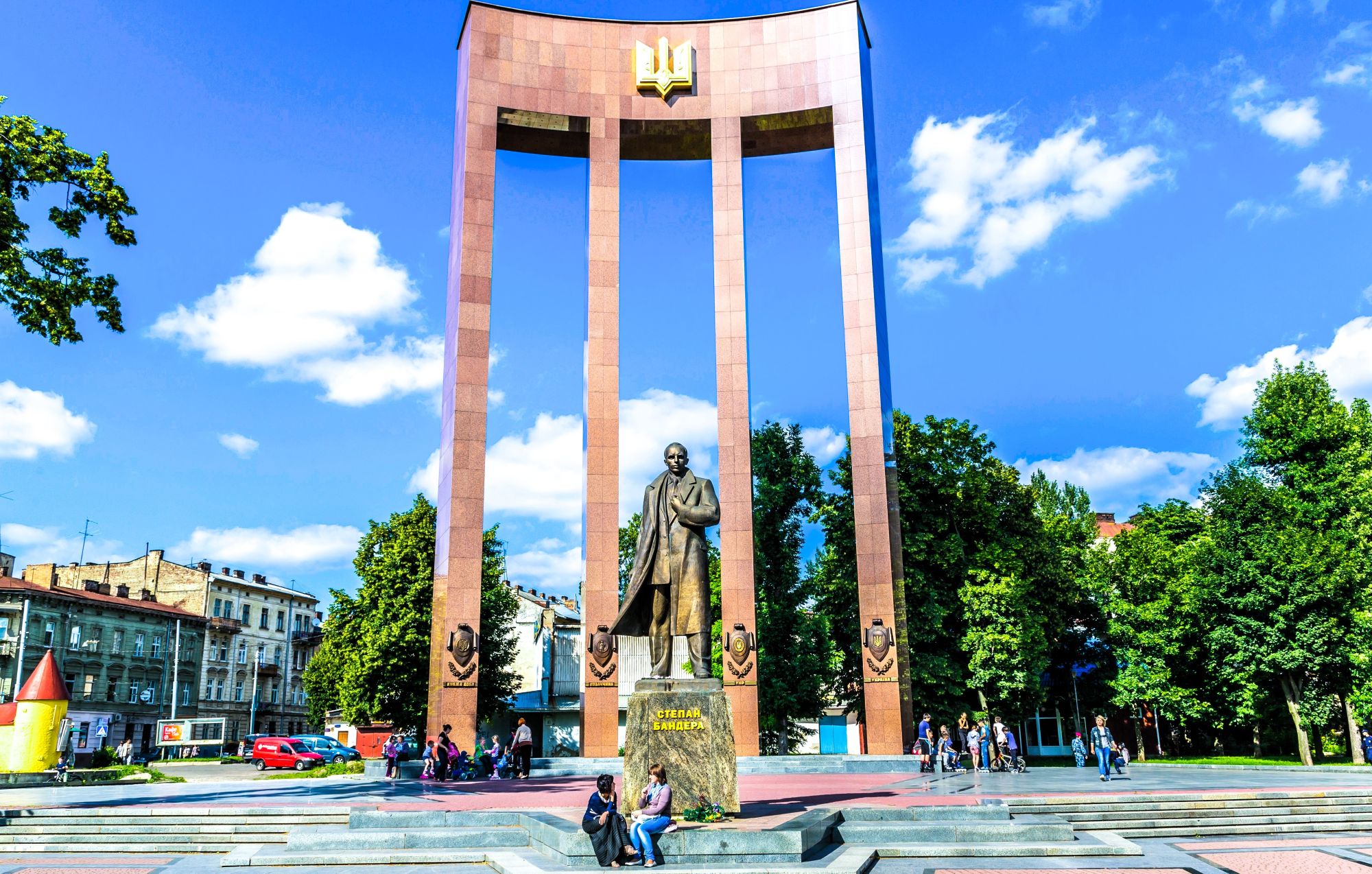 Pomnik Bandery hańbą dla Europy. Dlaczego Unia milczy na gloryfikację zbrodniarza ze Lwowa? Powstał ze środków pomocowych?