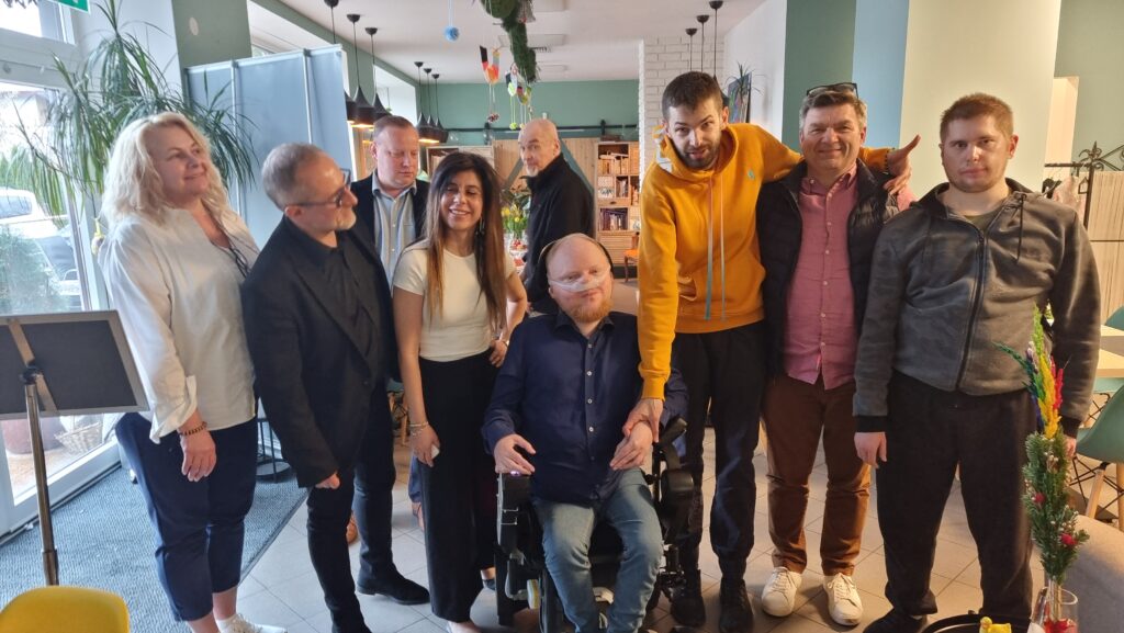 Choć Łukasz Krasoń sam zmaga się z ograniczeniami, w polityce zachowuje się jak każdy inny – bez skrupułów zapomina o tych, dzięki którym zbudował swój wizerunek