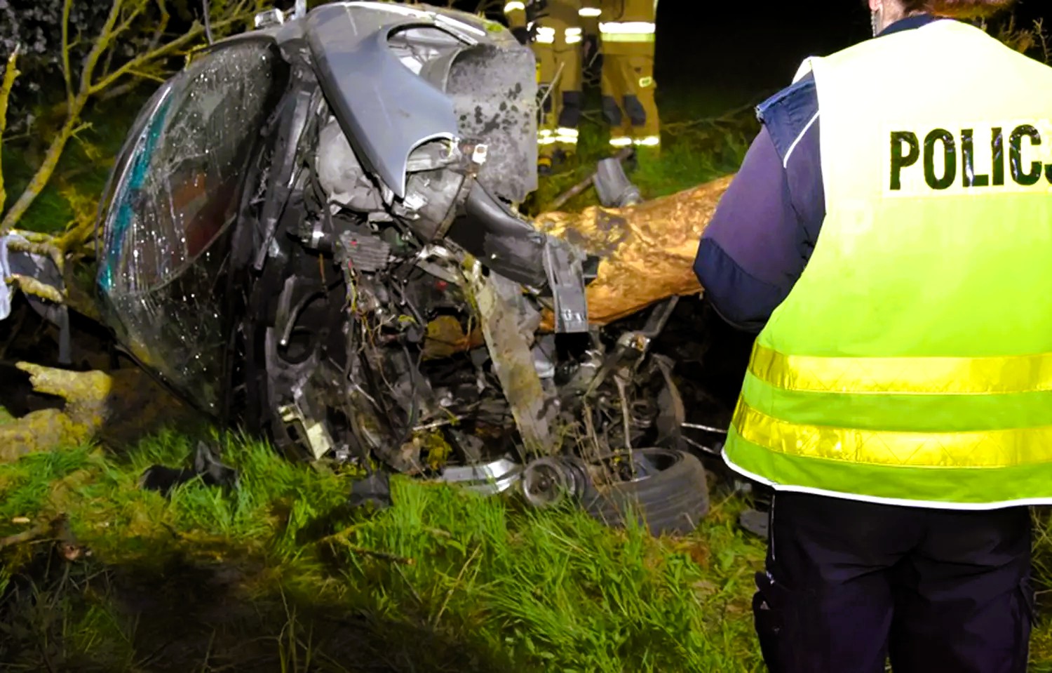 Tragiczny wypadek BMW na Pomorzu: Wyrwane drzewo i śmierć pasażera