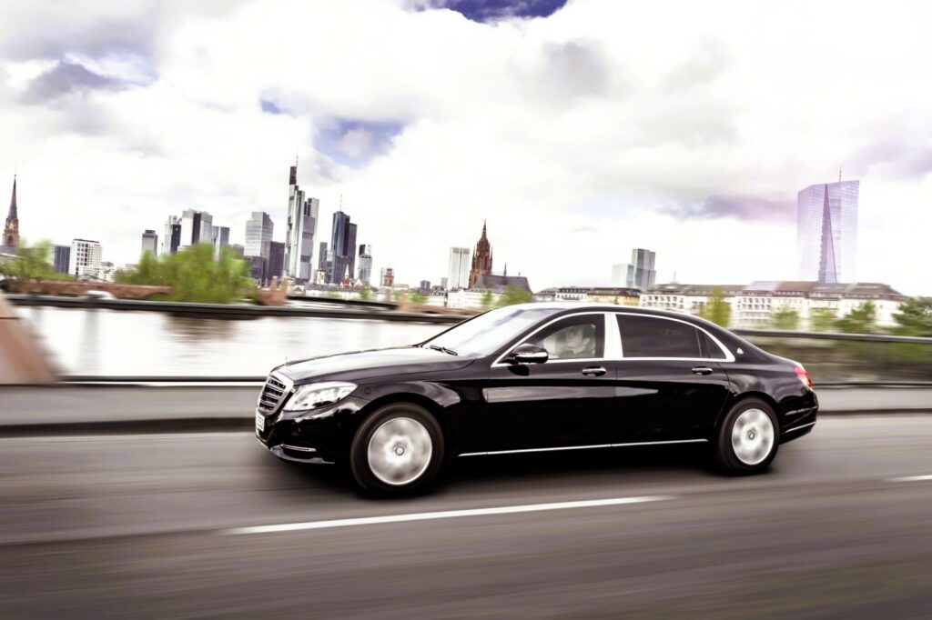 Jakim samochodem będzie jeździł Karol Nawrocki MB S600 Guard