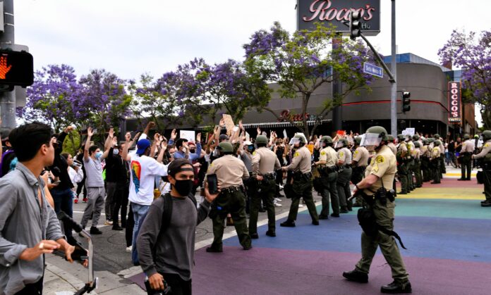 Los Angeles - zadyma i Gwardia Narodowa w akcji Los Angeles - zadyma i Gwardia Narodowa w akcji materiał bez cenzury