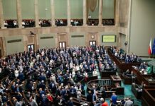 Najnowszy sondaż Instytutu Pollster dla "Super Expressu" pokazuje, że PiS i Konfederacja mogłyby zdobyć większość w Sejmie! 🗳️ Co to oznacza dla Polski?