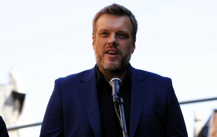 adrian zandberg InPost I Napiwki - Zandberg przeciw