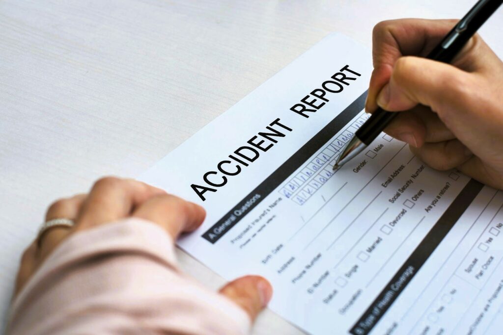 Co musi zawierać oświadczenie po kolizji za granicą? Aplikacje i dokumenty, które warto mieć przed podróżą
na zdjęciu formularz szkody