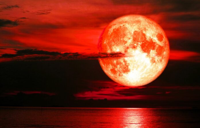 truskawkowy księżyc w pełni truskawkowy księżyc w pełni