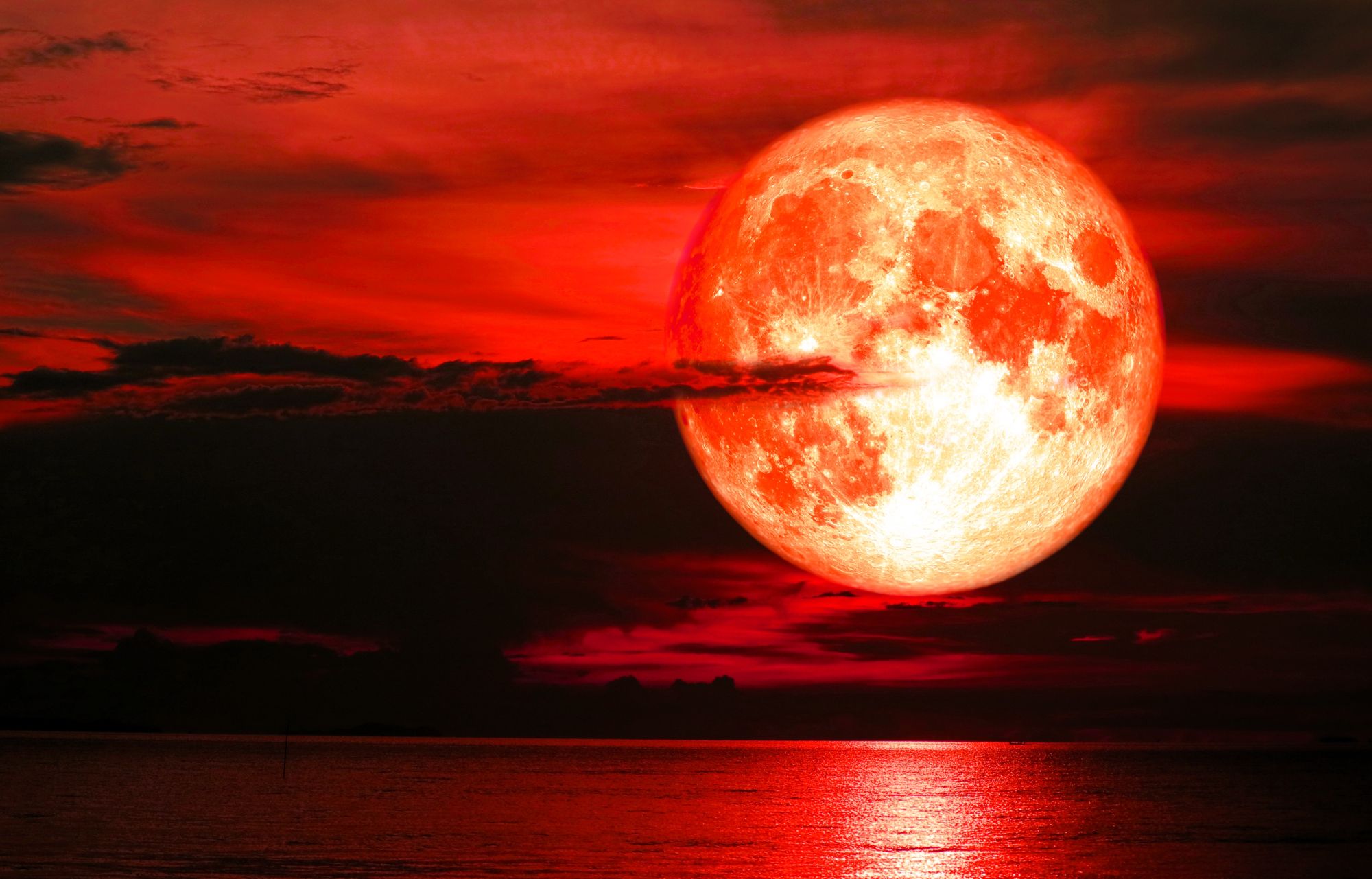 Czerwony Księżyc i Truskawkowa Pełnia – Fascynujące Zjawiska na Nocnym Niebie