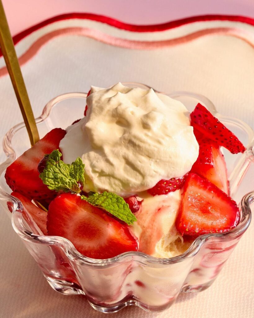 Strawberries Arnaud: Deser z restauracji Arnaud's w Nowym Orleanie, którego cena w jednej z wersji sięgnęła kilku milionów dolarów. Składał się z lodów waniliowych i truskawek, ale serwowany był z unikatowym pierścionkiem z różowym diamentem.