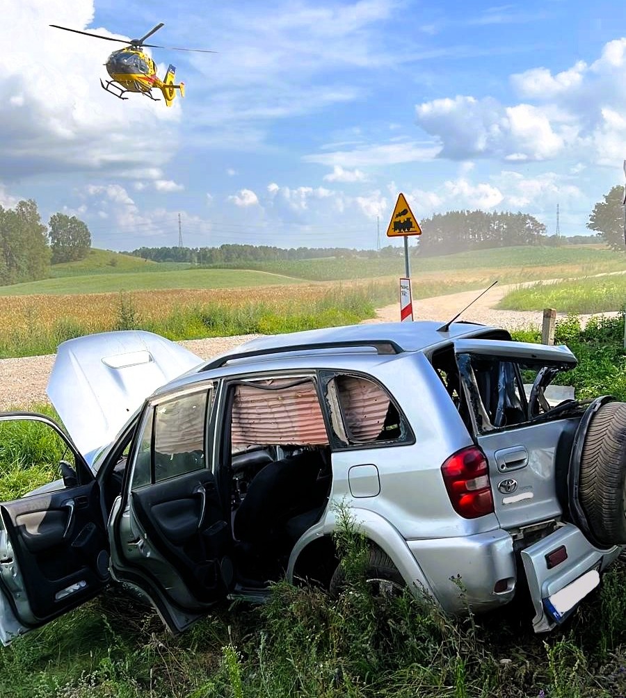 makabryczne wideo – Pociąg zmasakrował pojazd na przejeździe, kierowca odleciał LPR