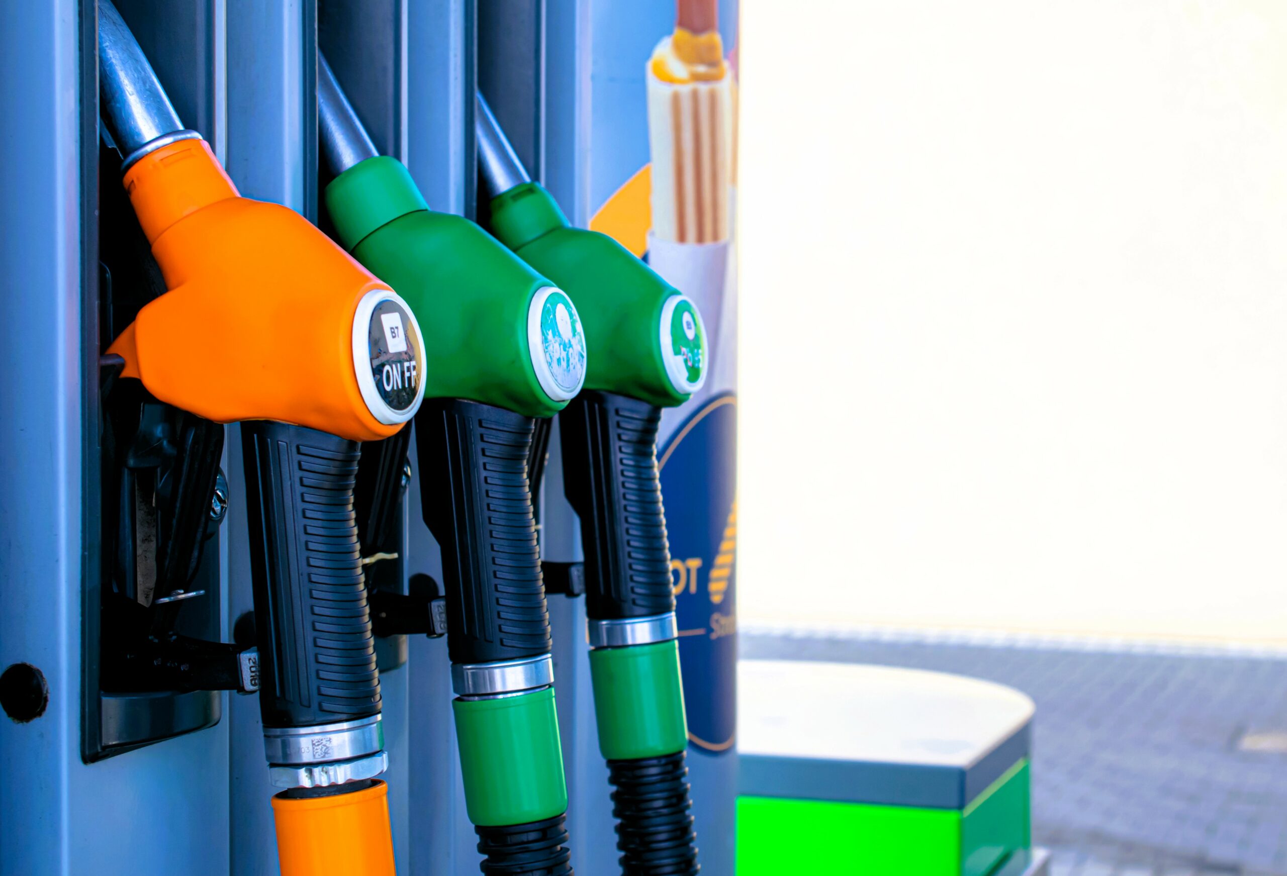 Rewolucja w Baku? Poznaj Paliwo Przyszłości Tworzone z Powietrza i Prądu – Porsche już je produkuje