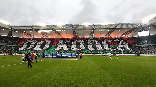 Tragiczny wypadek w Warszawie dwóch kibiców Legii: Klub wspiera rodzinę ofiar