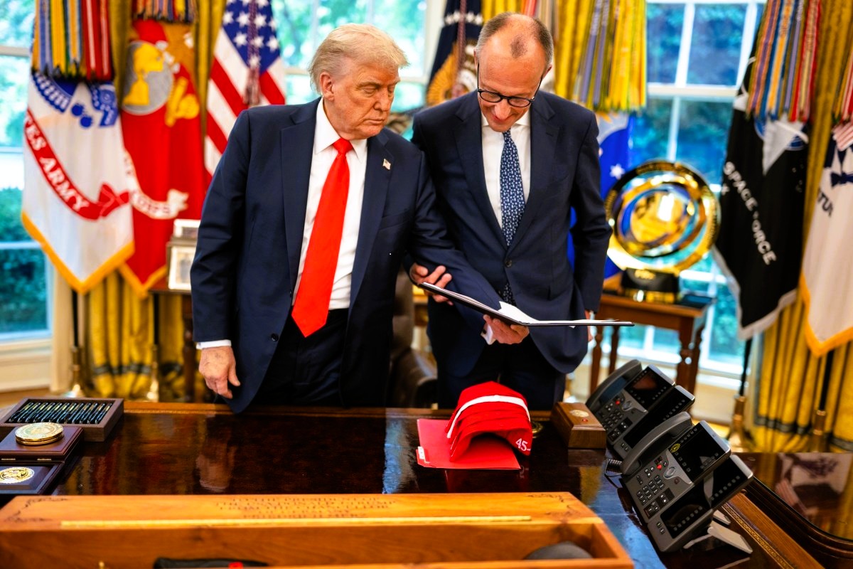 UE Zawiesza Cła Odwetowe na USA: Ostatnia Szansa na Pokój Handlowy? Europejski przemysł motoryzacyjny przeżyje?