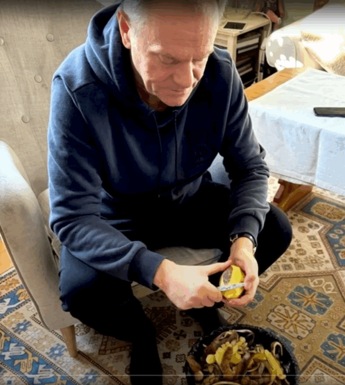 Partia "Dziadersów" Odcięta od Młodzieży Partia "Dziadersów" Odcięta od Młodzieży Najbardziej obciachowym aspektem KO jest jej archaiczny styl komunikacji