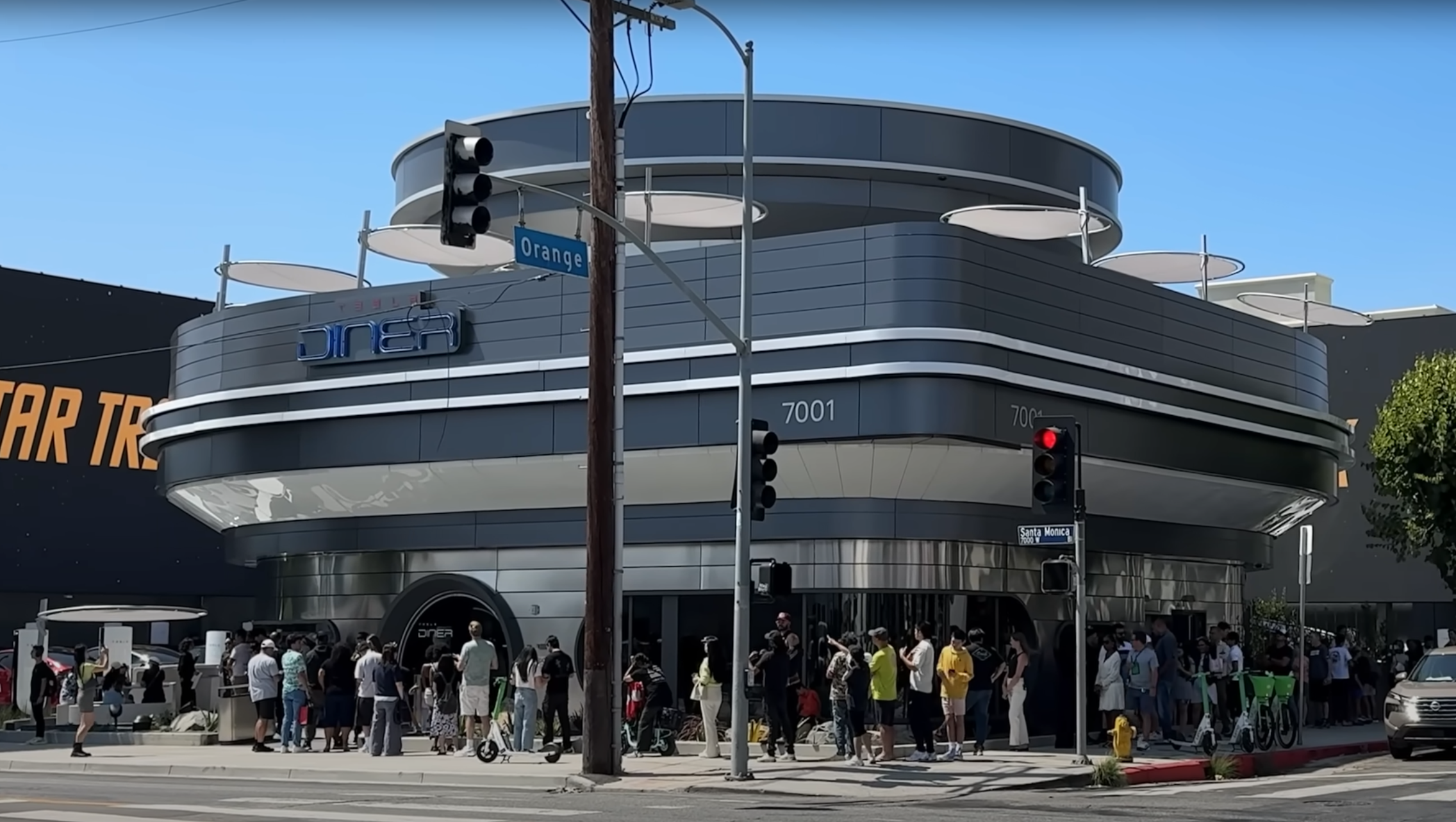 Tesla Otwiera Wyjątkową Restaurację – Czy Doczekamy Się Jej w Polsce? Obsłuży cię TESLA ROBOT zobacz…