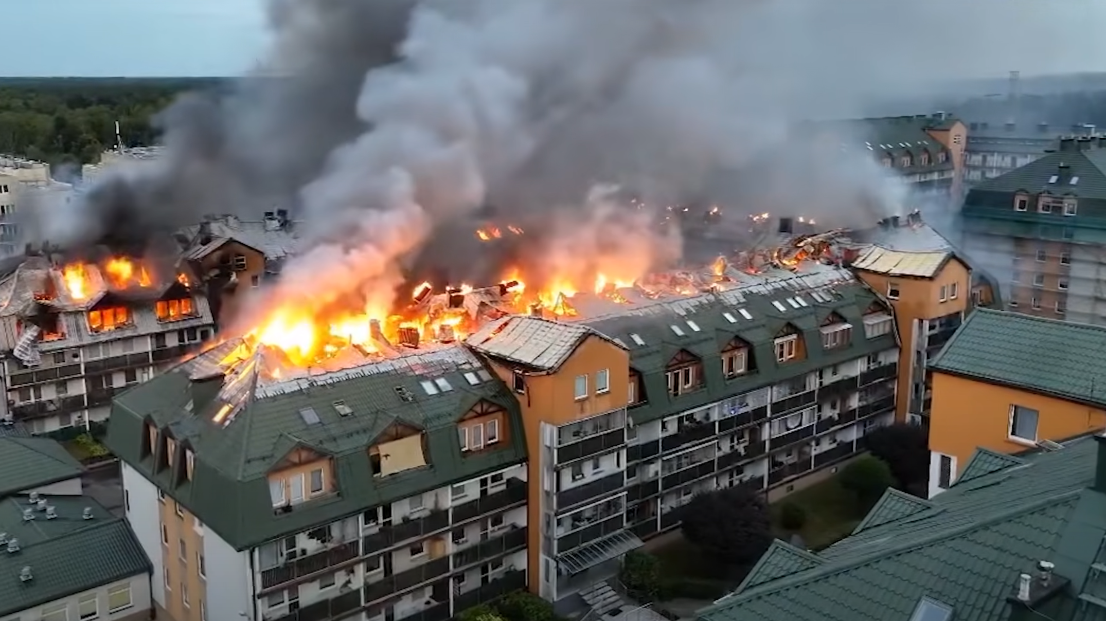 Tragiczny pożar wieżowców w Hongkongu: C0 najmniej 13 ofiar śmiertelnych