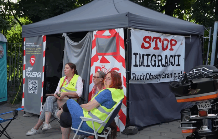 Antyobywatelskie Działania Rządu Antyobywatelskie Działania Rządu, na zdjęciu bojówki Ruchu Obrony Granic, bojówkarze niedawno bili koniety jak mówi posłanka KO