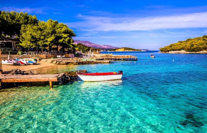 Urlop w Albanii - za pizzę czy świeżą rybę z dodatkami zapłacisz zaledwie od 24 zł. Kolor morza jest obłędny ja na południu Włoch