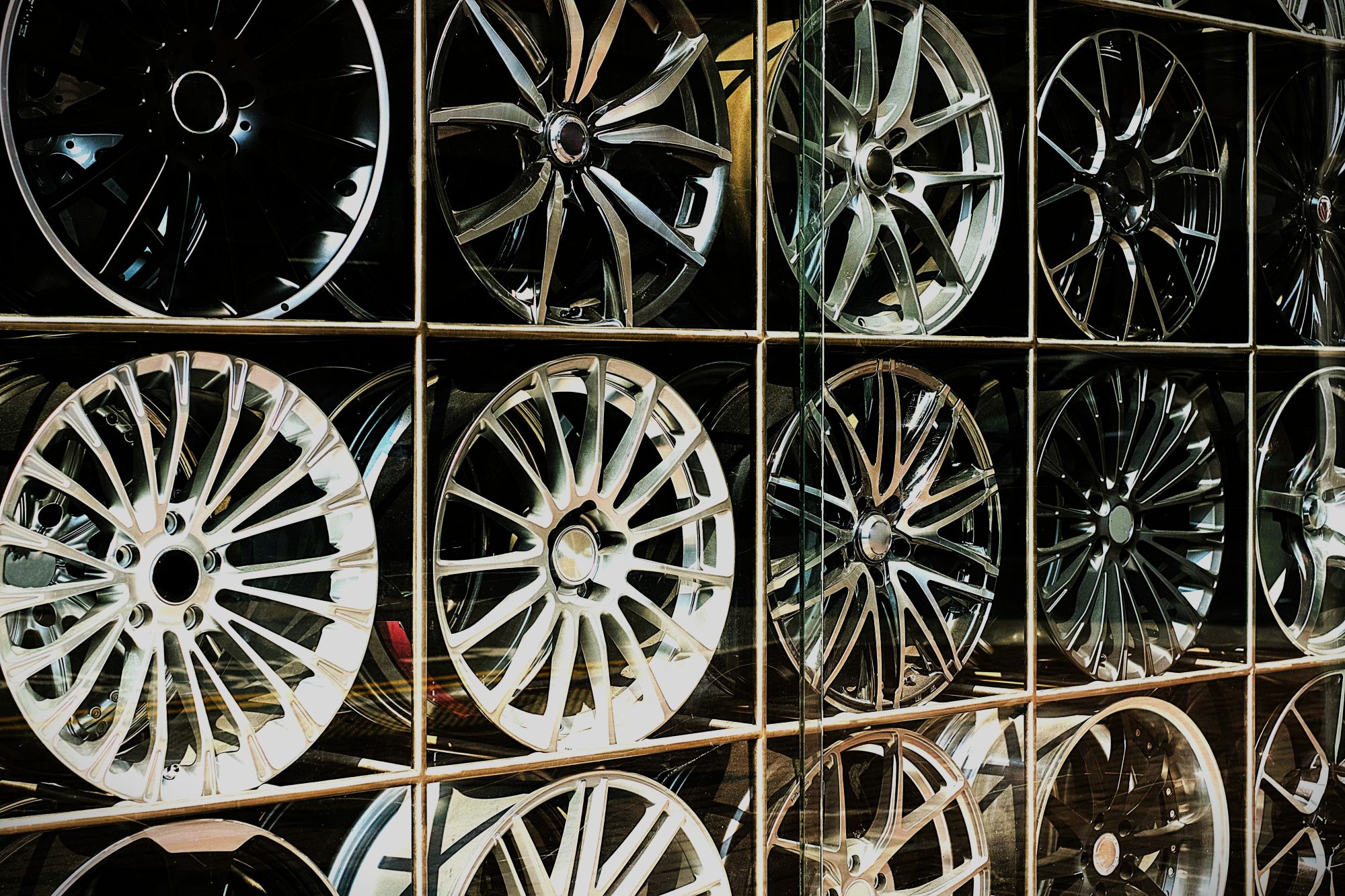 Drugie życie alufelg: Jak samodzielnie odnowić porysowany komplet