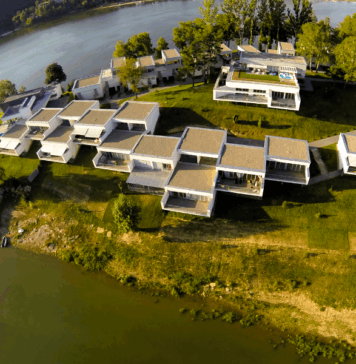 Jakie udogodnienia przyciągają turystów do apartamentów nad wodą