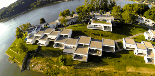 Jakie udogodnienia przyciągają turystów do apartamentów nad wodą