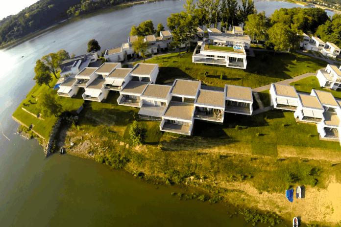 Jakie udogodnienia przyciągają turystów do apartamentów nad wodą Jakie udogodnienia przyciągają turystów do apartamentów nad wodą