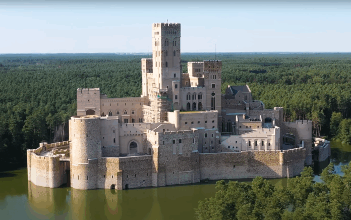 Zamek w Stobnicy legalny Zamek w Stobnicy legalny a i ekologia przychylna, CACY