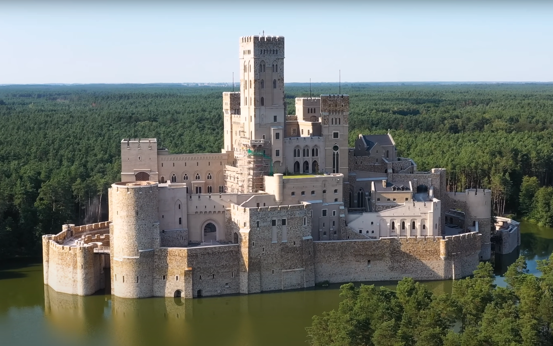 Jest duża kasa to i prawo przychylne?  Zamek w Stobnicy legalny. Wojewoda podjęła decyzję