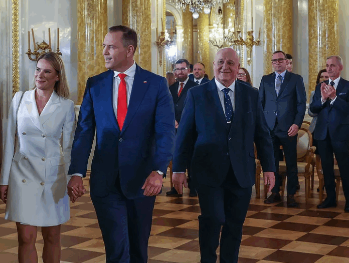 Karol Nawrocki objął urząd Prezydenta RP. Oczko Nawrockiego czyli 21 obietnic! Karol Nawrocki objął urząd Prezydenta RP. Oczko Nawrockiego czyli 21 obietnic!