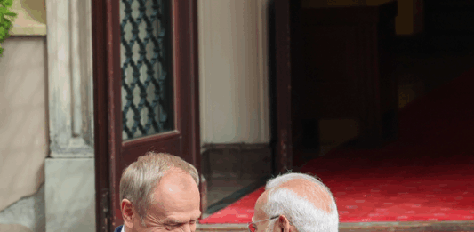 Rośnie przewaga KO nad PiS w najnowszym sondażu